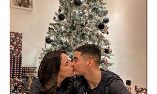 Almirón pasó navidad a los besos con su doña