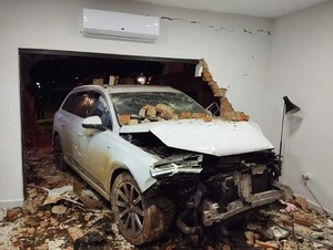 Diario HOY | Lujosa camioneta acaba dentro de una casa en el Paraná Country Club