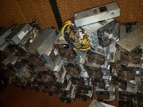 Roban más de 400 máquinas mineradoras en Hernandarias