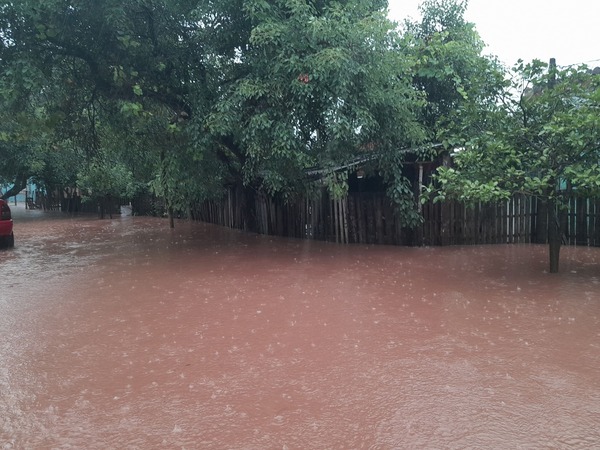Diario HOY | Intensas lluvias dejaron varios barrios inundados en Ypané