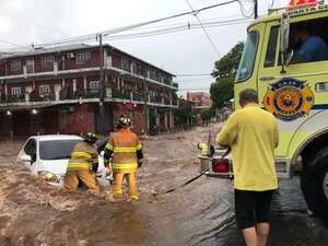 Luque: bomberos rescatan a tres personas de ser arrastradas por el raudal - Nacionales - ABC Color