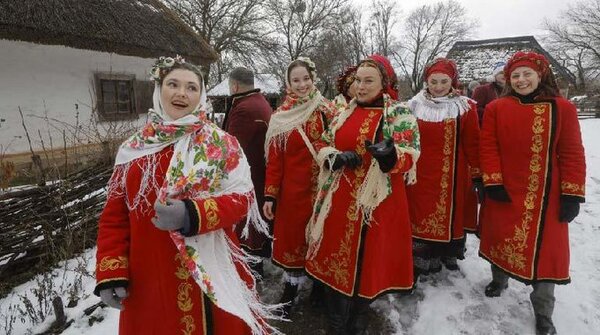 Ucranianos celebran por primera vez Navidad el 25 de diciembre en medio de ataques rusos