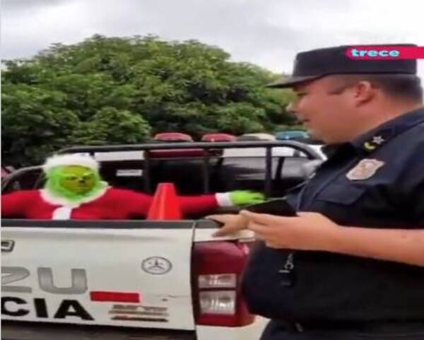 ¡Aninati! Detuvieron al Grinch en plena Navidad