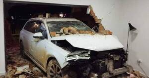 La Nación / Tres jóvenes embistieron una vivienda y abandonaron una camioneta Audi