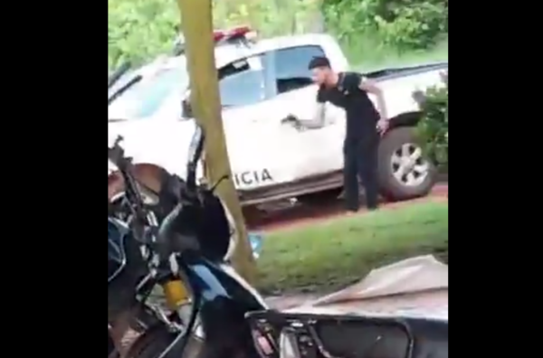 (VIDEO). Un tatacho armado omuña a los polis de una patrullera