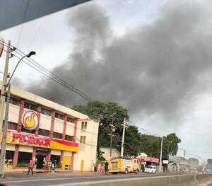 Diario HOY | Incendio de grandes proporciones en local de Pechugón