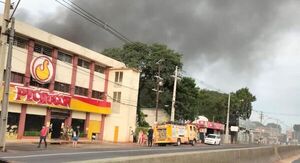 Diario HOY | Incendio de gran magnitud en local de Pechugón