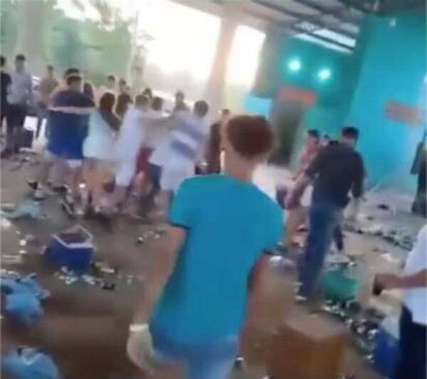 [VIDEO] Ndo faltai la moqueteada en farra navideña