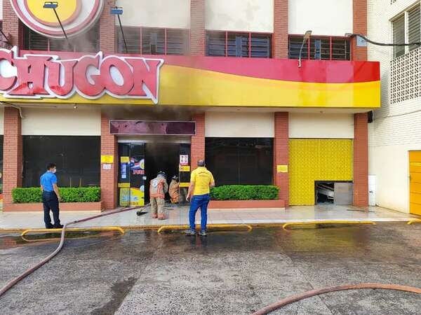 Capiatá: principio de incendio en salón de ventas de Pechugón ya está controlado - Nacionales - ABC Color