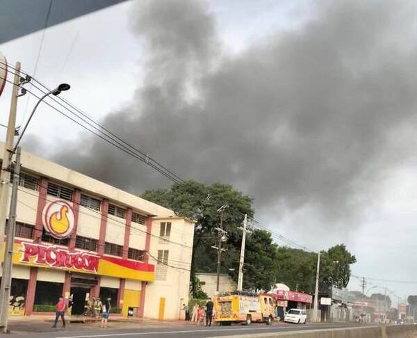 Feroz incendio en local de pollos Pechugón de Capiatá