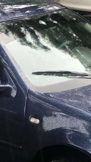 Susto en Navidad: bala perdida perfora parabrisas de un auto en Luque  - Policiales - ABC Color