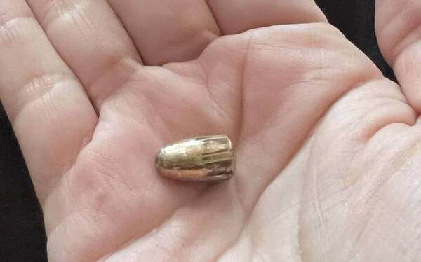 Bala perdida cae sobre un auto en Luque