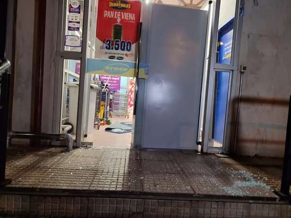 Otro intento de robo de cajero automático: esta vez probaron con mazos - Policiales - ABC Color