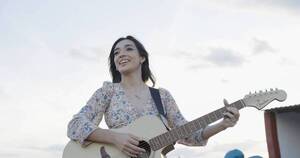 La Nación / “No estás aquí”, el homenaje de Mila Medina a su padre
