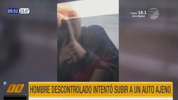 Hombre descontrolado intentó subir a un auto ajeno a la fuerza | Telefuturo