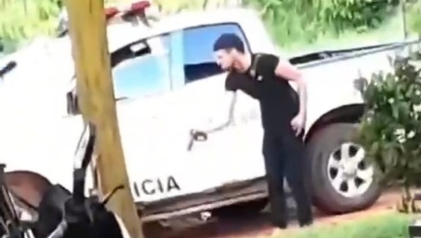 Vergüenza: Policías huyen por amenaza de un hombre armado