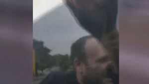 ¡Miedazo! intentó entrar a la fuerza dentro de una camioneta en movimiento