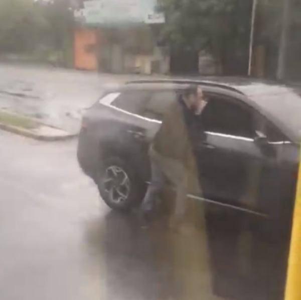 Dramático momento: hombre intentó ingresar a la fuerza a un automóvil - trece