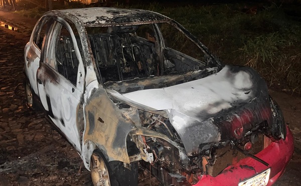 Puerto Iguazú: auto de patente paraguaya se incendió y dos personas resultaron con quemaduras