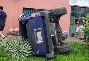 Diario HOY | Camioneta sufre aparatoso vuelco tras esquivar un bache en Villa Hayes