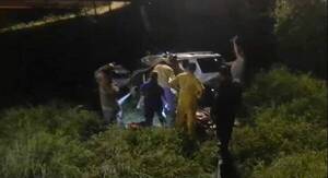 Camioneta chocó por un puente y cayó a ¡15 metros!