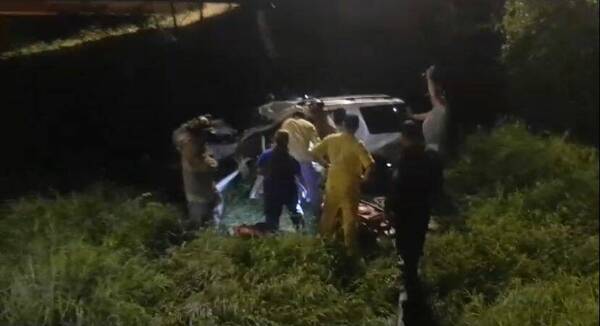 Camioneta chocó por un puente y cayó a ¡15 metros!