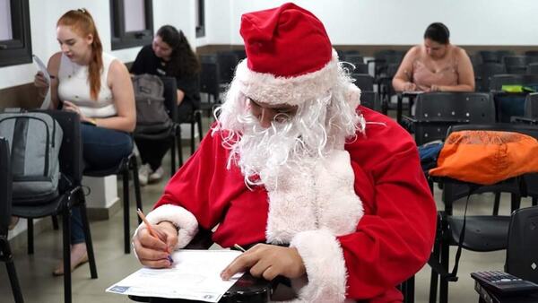 Joven fue a rendir su último examen vestido de Papá Noel