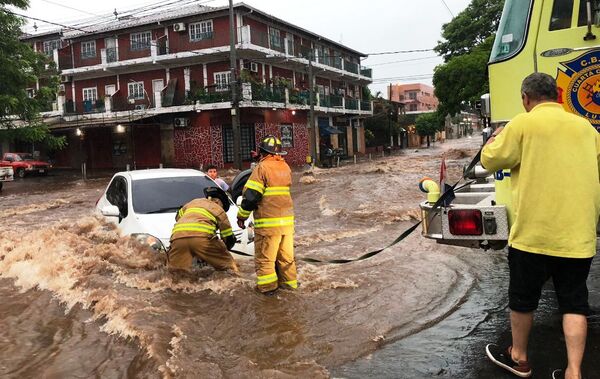 “Invitan” a paseo en lanchas en calles de Luque •