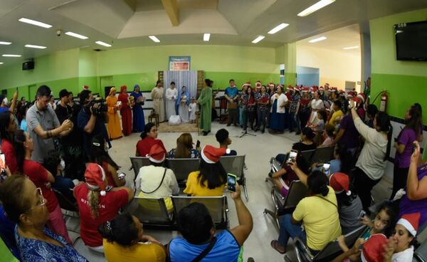 Tradicional serenata navideña llegó al Hospital General Pediátrico «Niños de Acosta Ñu»