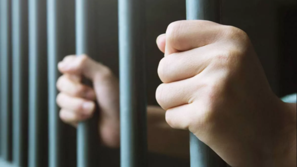 Condenan a 27 años a un padre que abusó de su hija biológica