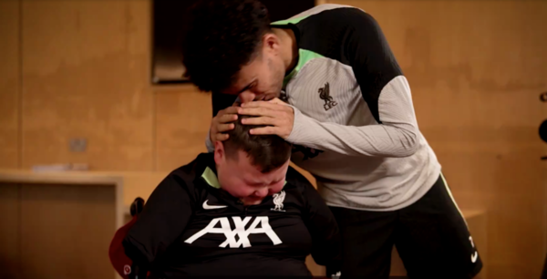 Versus / El Liverpool le da la sorpresa de su vida a un niño que no tiene brazos y no puede caminar