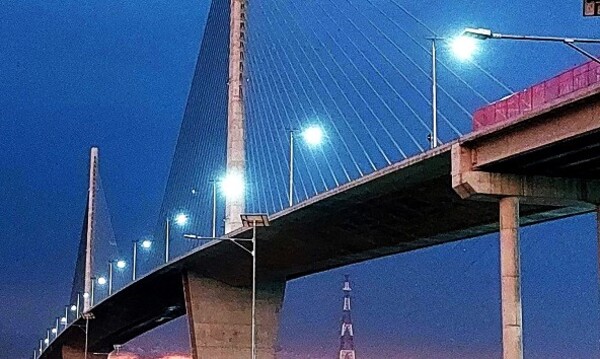 Puente Héroes del Chaco se ilumina con paneles solares