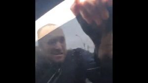 Diario HOY | Video: Iracundo que 'buscaba a su novia' aterroriza a pareja invadiendo auto en marcha