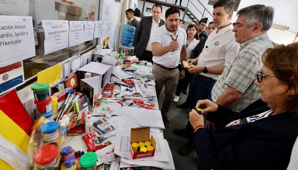 Santiago Peña anuncia útiles escolares de primera calidad - trece