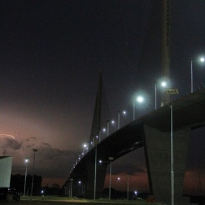 Diario HOY | Puente Chaco'i: 200 paneles solares iluminan la pasarela