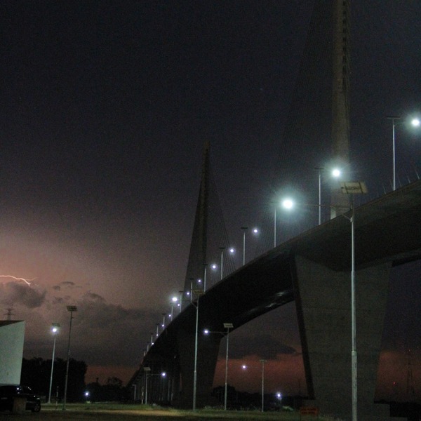 Diario HOY | Puente Chaco'i: 200 paneles solares iluminan la pasarela