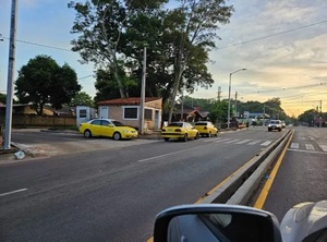 Parada de taxis en contramano en Costanera Sur: Comuna de Asunción investiga