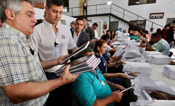 Peña verifica kits escolares y garantiza que llegarán a tiempo en todo el país - ADN Digital