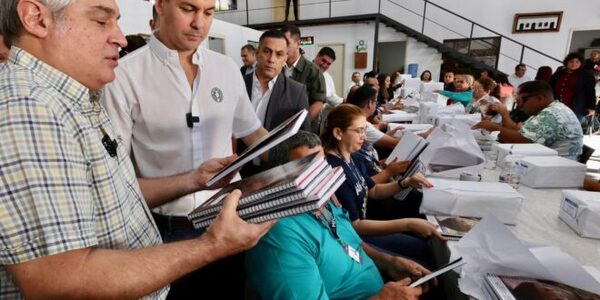 Peña verifica kits escolares y garantiza que llegarán a tiempo en todo el país