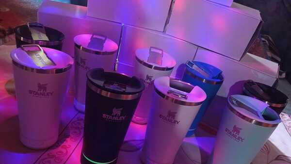 Vasos cerveceros con parlante son el boom