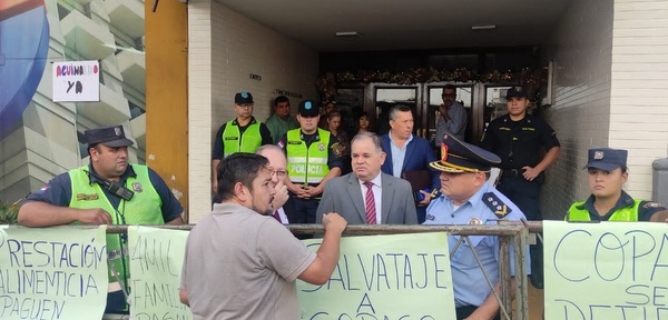 Funcionarios, cansados de la falta de pago, se manifiestan frente a Copaco - La Tribuna