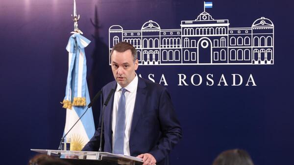 Argentina no renovar谩 5.000 contratos p煤blicos y revisar谩 un mill贸n de planes sociales - Revista PLUS