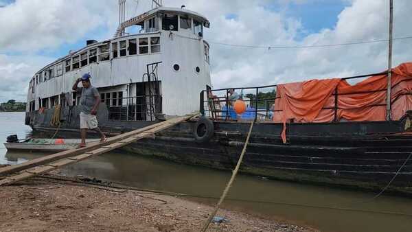 El icónico barco Aquidabán realiza su última travesía tras medio siglo uniendo a Bahía Negra