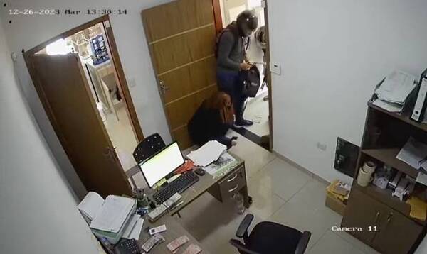 [VIDEO] ¡Cámaras de seguridad grabaron violento robo en estación de servicio