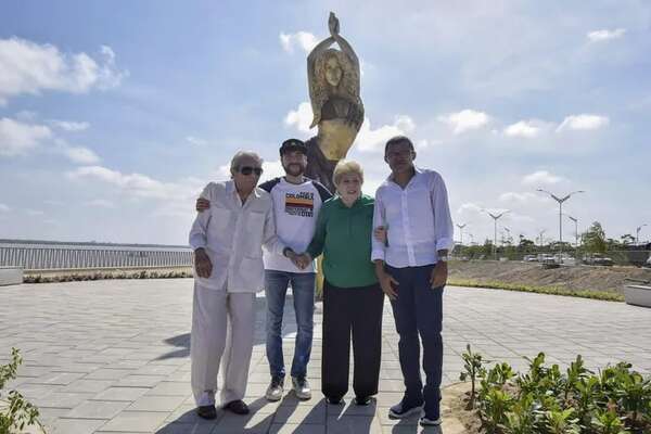 Shakira tras la inauguración de su estatua en Barranquilla: “Me hace feliz compartir esto con mis padres” - Gente - ABC Color