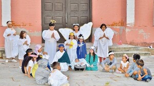 En Casado reviven pesebre viviente y reciben un tirón de orejas del párroco