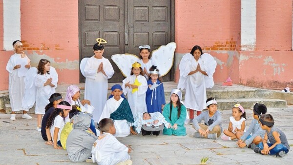 En Casado reviven pesebre viviente y reciben un tirón de orejas del párroco