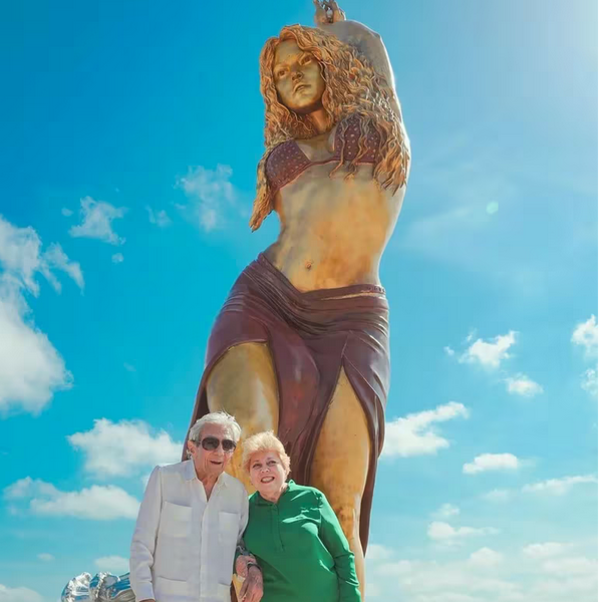 Shakira se emocionó con la estatua de más de 6 metros que le hicieron en su honor en Colombia