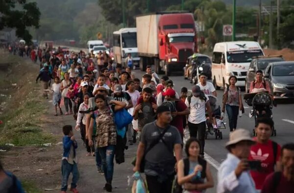 Una caravana de 7.000 migrantes avanza por el sur de México