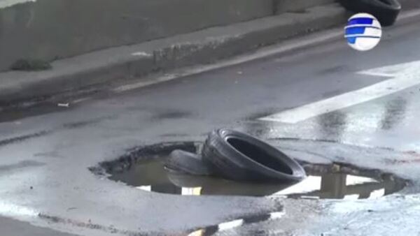 Peligroso bache al costado del viaducto de República Argentina